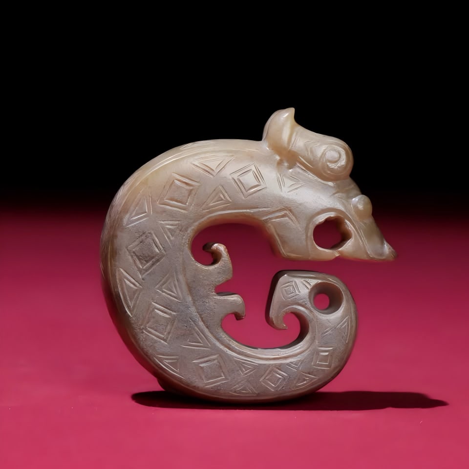 A Shang Zhou jade dragon pendant: Shang and Zhou jade dragon pendants SIZE: 50x49x13mm W:45g (The Dimensions Of All Batches Are Manually Measured.If You Need More Detailed Information, Please Contact Our Customer Service Before Biddin