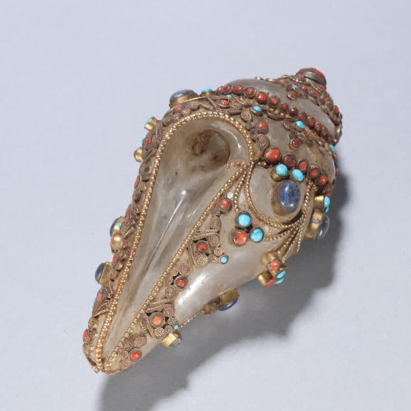 A piece of Qing Dynasty crystal inlaid with a treasure conch (1 of 9)