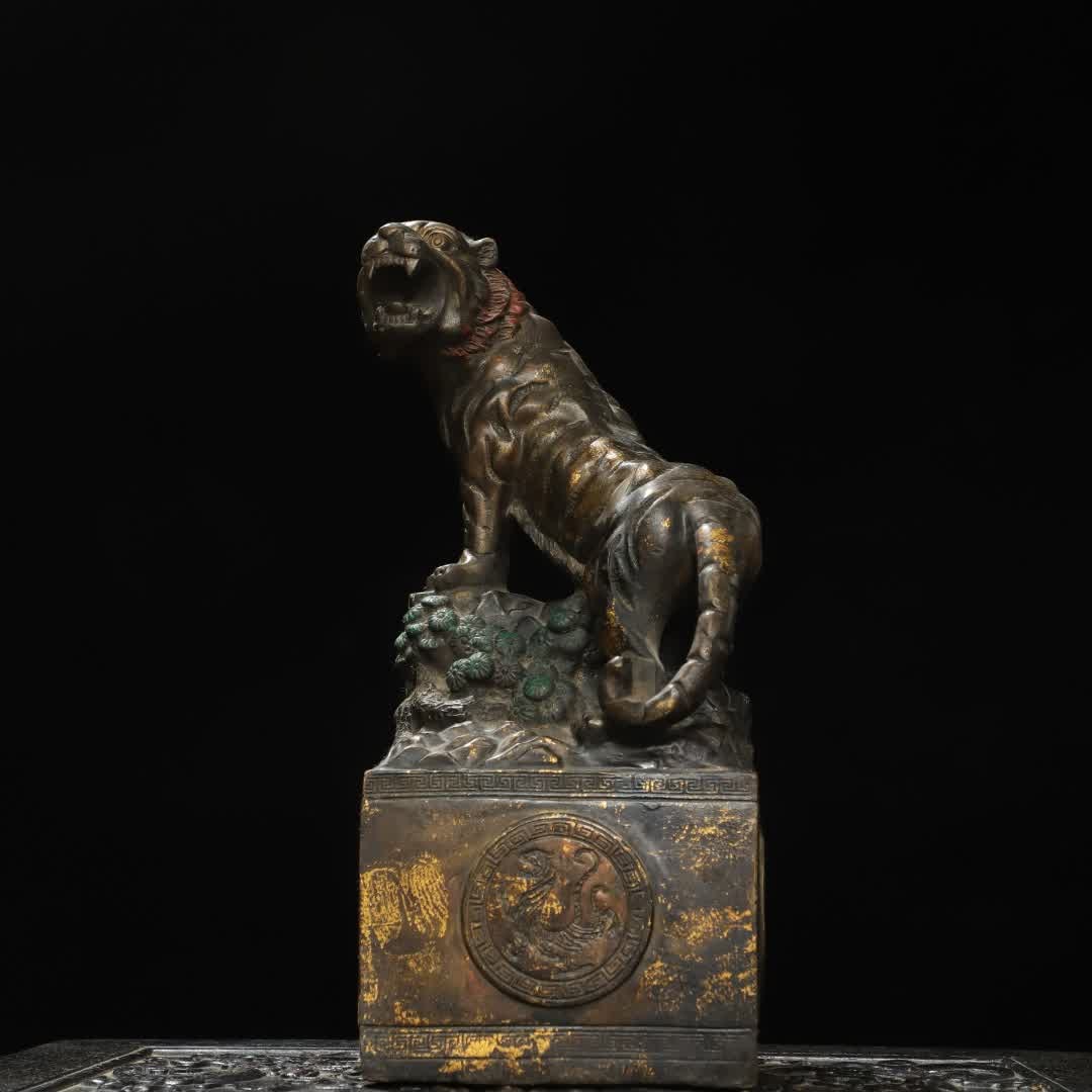 A Qing Dynasty copper gold tiger ornament: Qing Dynasty copper rubbing tiger ornament SIZE: H:31cm W:14cm T:13cm W:4.7kg (The Dimensions Of All Batches Are Manually Measured.If You Need More Detailed Information, Please Contact Our Customer Se