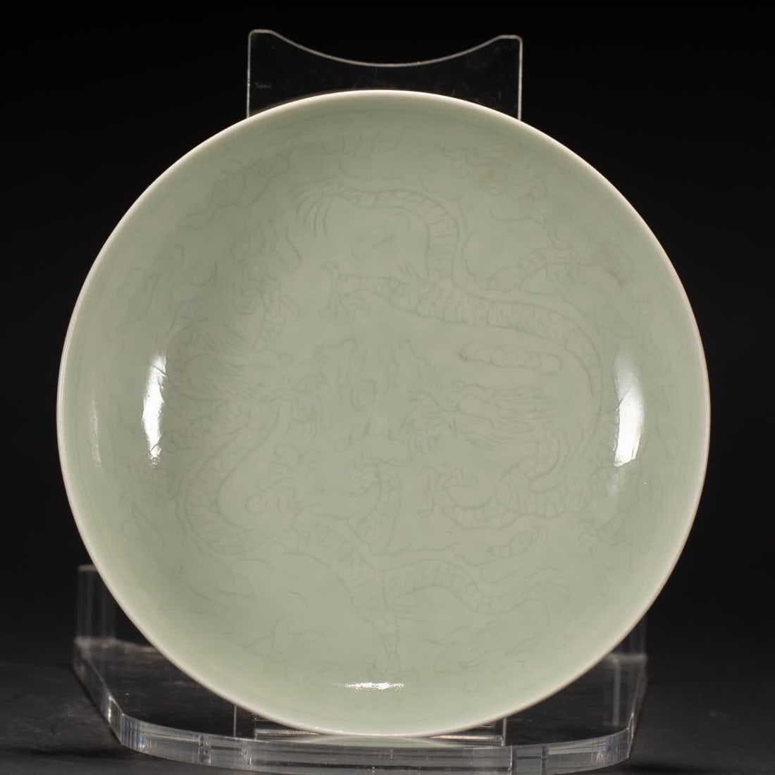 A Qing Dynasty celadon dark engraved dragon pattern plate: Qing Dynasty celadon dark carved dragon pattern plate SIZE: L:16cm W:16cm H:3.5cm W:260g (The Dimensions Of All Batches Are Manually Measured.If You Need More Detailed Information, Please Contact Our