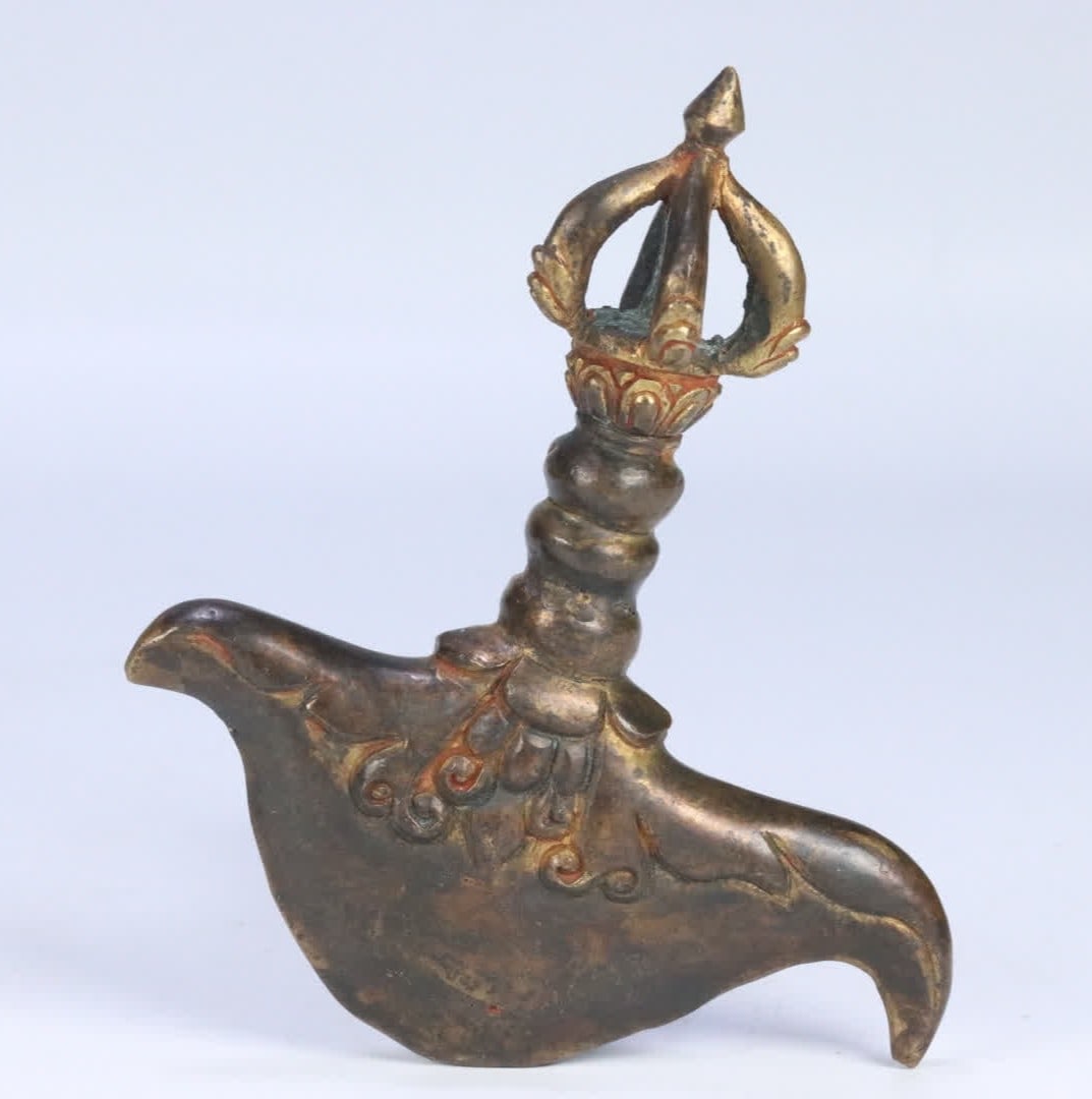 A Qing Dynasty Tibetan bronze axe knife magic vessel: Qing Dynasty Tibetan bronze axe knife magic weapon SIZE: 14.04x12.05x2.39cm W:378.9g (The Dimensions Of All Batches Are Manually Measured.If You Need More Detailed Information, Please Contact Our