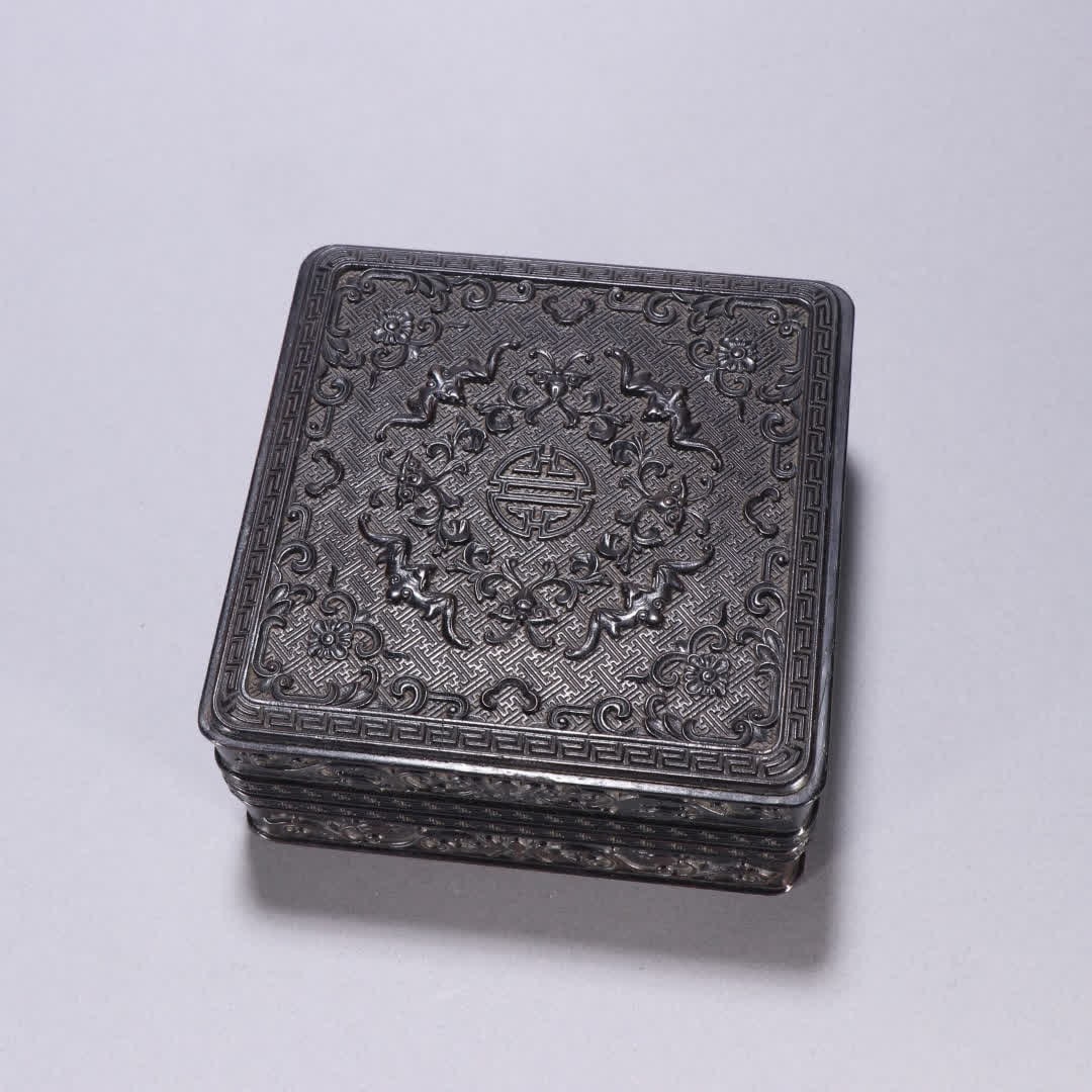 A Qing Dynasty rosewood Fushou pattern lid box: Qing Dynasty rosewood Fushou pattern lid box SIZE: H:5.6cm W:11.9cm W:315.4g (The Dimensions Of All Batches Are Manually Measured.If You Need More Detailed Information, Please Contact Our Customer Ser