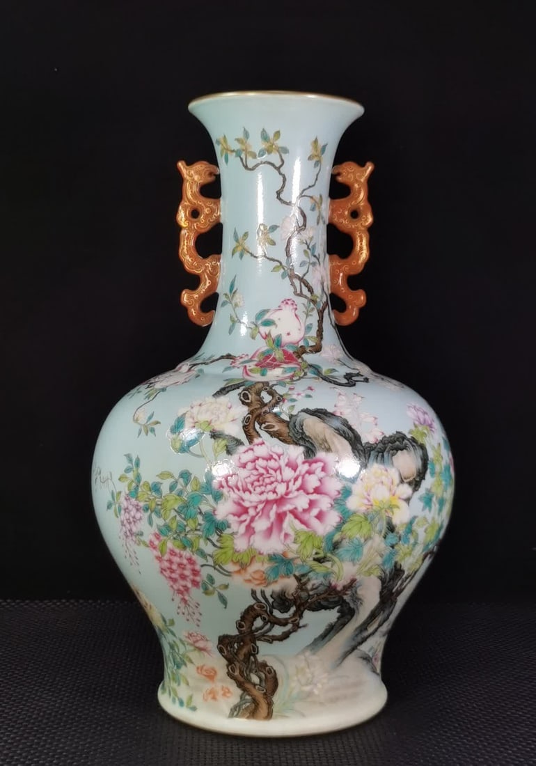 A Qing Dynasty Qianlong enamel flower amphora vase: Qing Dynasty Qianlong enamel flower amphora appreciation vase SIZE: H: 41.5cm MouthD: 12cm Belly diameter 25cm (The Dimensions Of All Batches Are Manually Measured.If You Need More Detailed