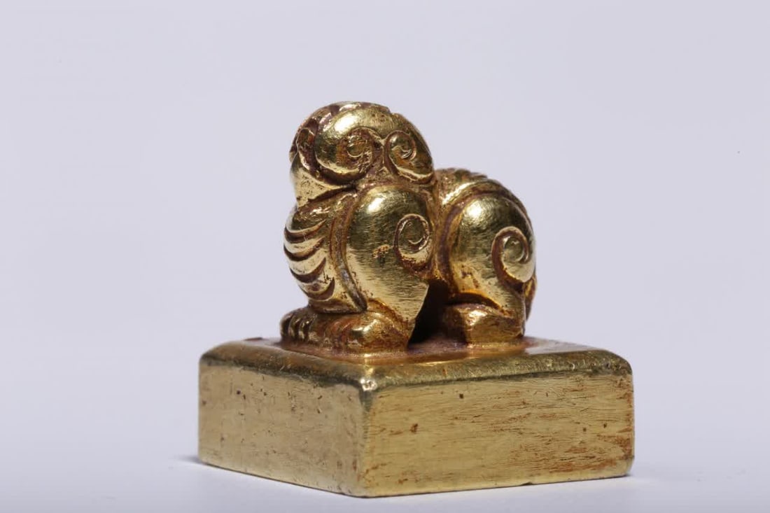 A Han Dynasty pure gold beast button seal: Han Dynasty Pure Gold Auspicious Beast Button Seal The seal is made of pure gold and has a thick pulp. The top is round-carved with auspicious beasts as buttons, and the divine beasts are shining and 