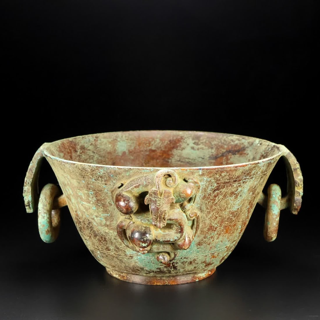A Han Dynasty jade bowl: Han Dynasty jade bowl SIZE: L: 21.5cm W: 21cm H: 10cm Total W: 1333g (The Dimensions Of All Batches Are Manually Measured.If You Need More Detailed Information, Please Contact Our Customer Service Bef