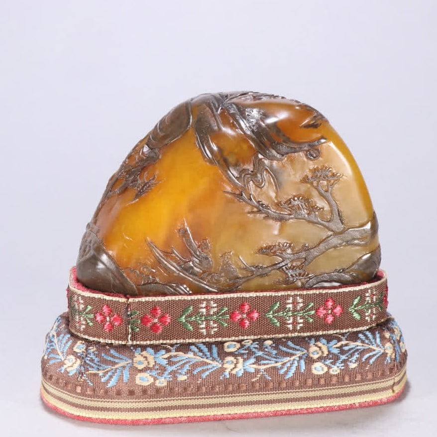A landscape ornament of the Qing Dynasty Tian Huangshi crow skin: Qing Dynasty Tian Huangshi crow skin landscape ornament SIZE: H:7.3cm W:9cm W:390g (The Dimensions Of All Batches Are Manually Measured.If You Need More Detailed Information, Please Contact Our Custom
