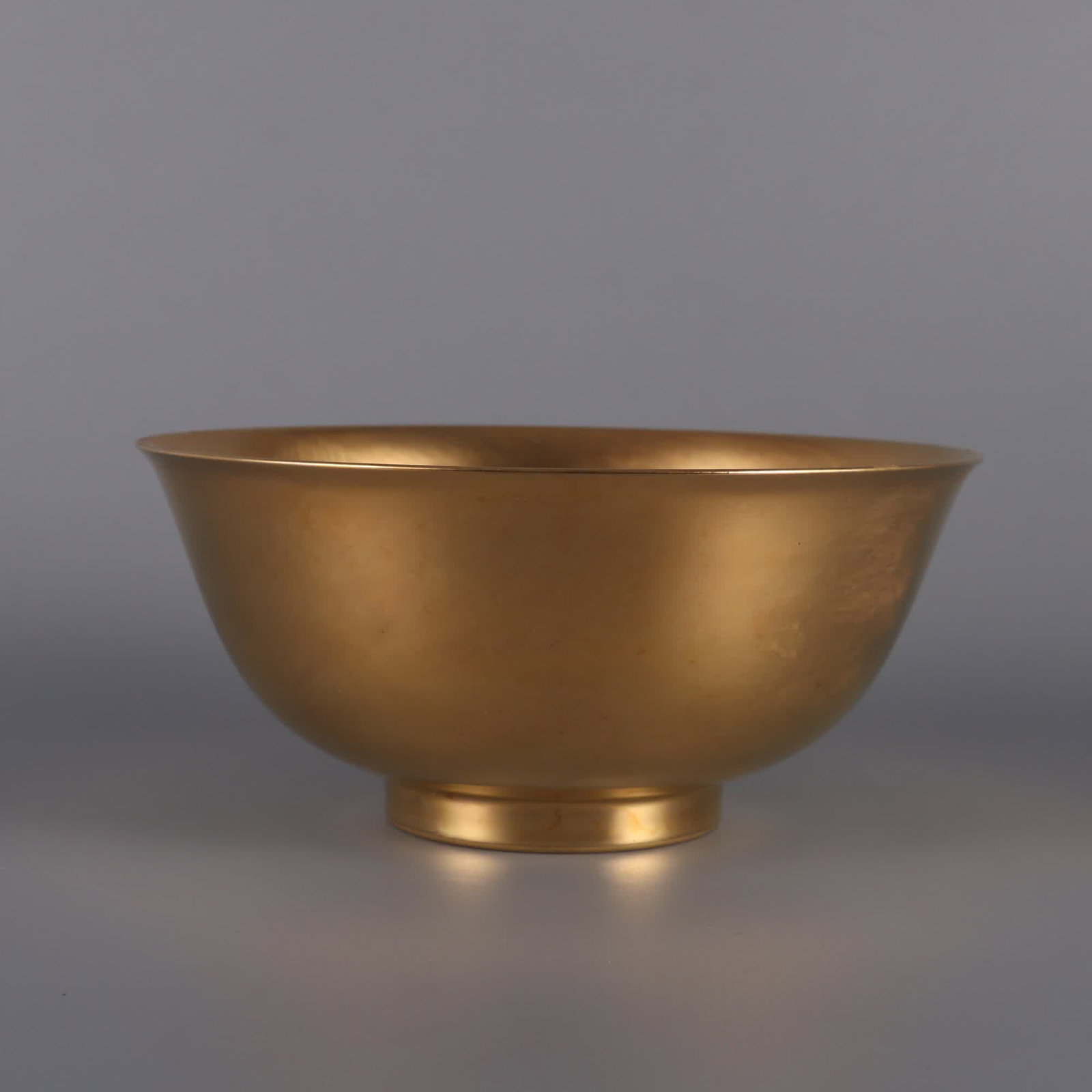 A gilt bowl made in the Yongzheng year of the Qing Dynasty: Qing Dynasty Yongzheng year gilt bowl SIZE: H:8cm MouthD:17.5cm (The Dimensions Of All Batches Are Manually Measured.If You Need More Detailed Information, Please Contact Our Customer Service Before B