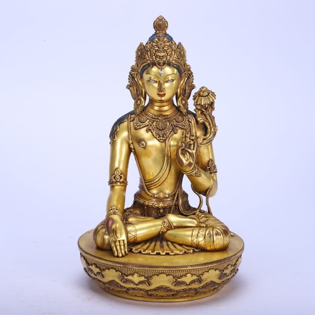 A bronze gilt Buddha statue of the Qing Dynasty: Qing Dynasty copper gilt Buddha statue SIZE: L:10cm W:10cm H:15cm W:680g (The Dimensions Of All Batches Are Manually Measured.If You Need More Detailed Information, Please Contact Our Customer Service