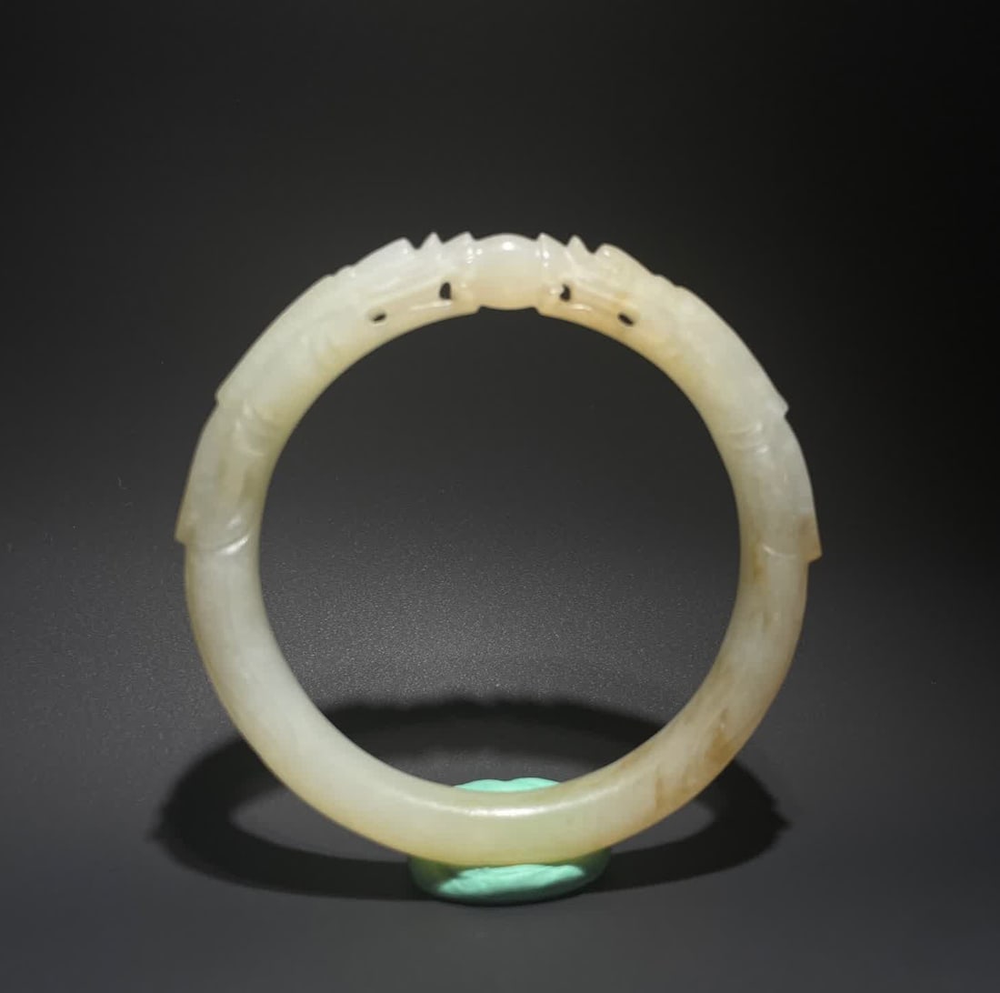 A white jade bracelet of the Qing Dynasty two dragons: Qing Dynasty two dragons play with pearls and white jade bracelets SIZE: Inner diameter 5.8cm Outer diameter 7.2cm (The Dimensions Of All Batches Are Manually Measured.If You Need More Detailed Inform