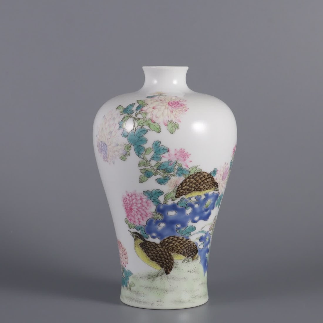 A pastel plum vase made in the Qianlong period of the Qing Dynasty: Qing Dynasty Qianlong year pastel plum bottle SIZE: H: 17cm Belly diameter 10cm MouthD: 3.2cm (The Dimensions Of All Batches Are Manually Measured.If You Need More Detailed Information, Please Contact