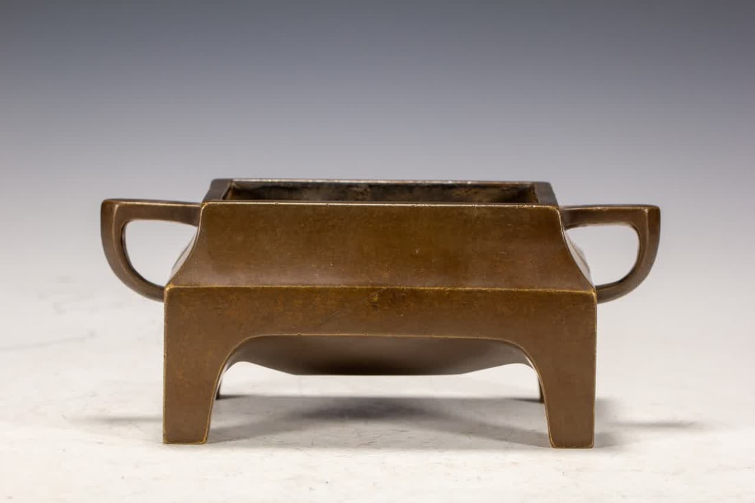 A Qing Dynasty copper square furnace: Qing Dynasty copper square furnace SIZE: L:18cm W:9.5cm H:8cm W:1450g (The Dimensions Of All Batches Are Manually Measured.If You Need More Detailed Information, Please Contact Our Customer Service Be