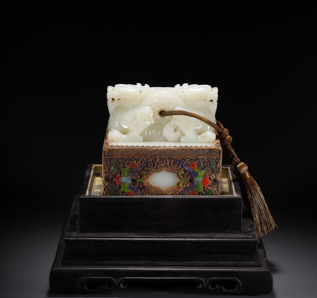 A Qing Dynasty Hetian white jade gold-clad Qianlong imperial seal: Qing Dynasty Hetian white jade gold-clad Qianlong imperial seal SIZE: 11.1x11.2x11.1cm W:2488.3g (The Dimensions Of All Batches Are Manually Measured.If You Need More Detailed Information, Please Cont