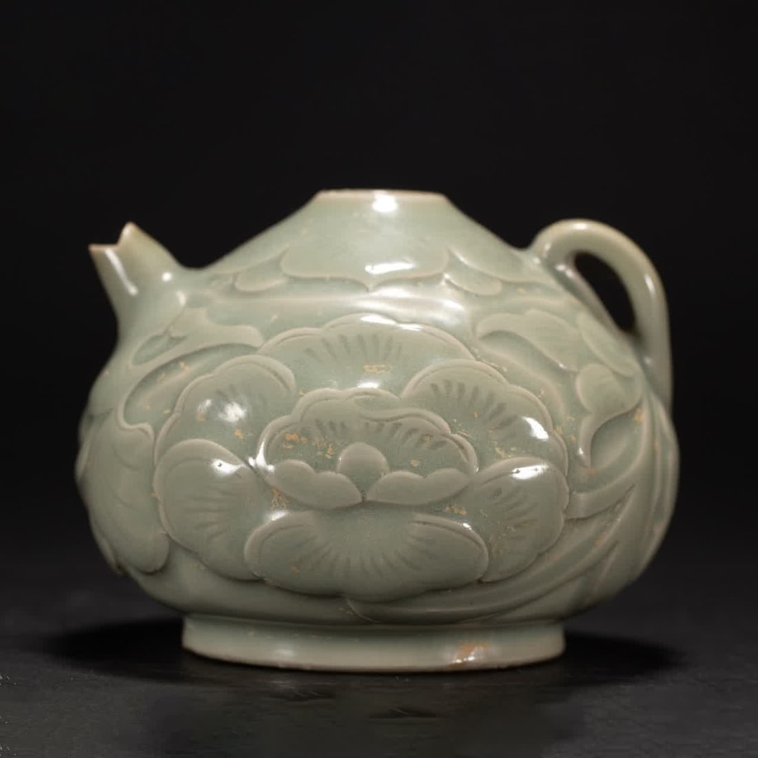 A Song Longquan kiln holding a pot (1 of 7)