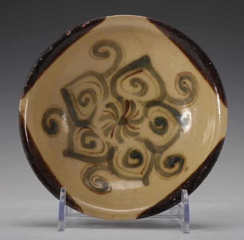 A Changsha kiln brown and green colored bowl: Changsha kiln brown green colorful bowl SIZE: H:5.4cm W:16.6cm (The Dimensions Of All Batches Are Manually Measured.If You Need More Detailed Information, Please Contact Our Customer Service Before Bi