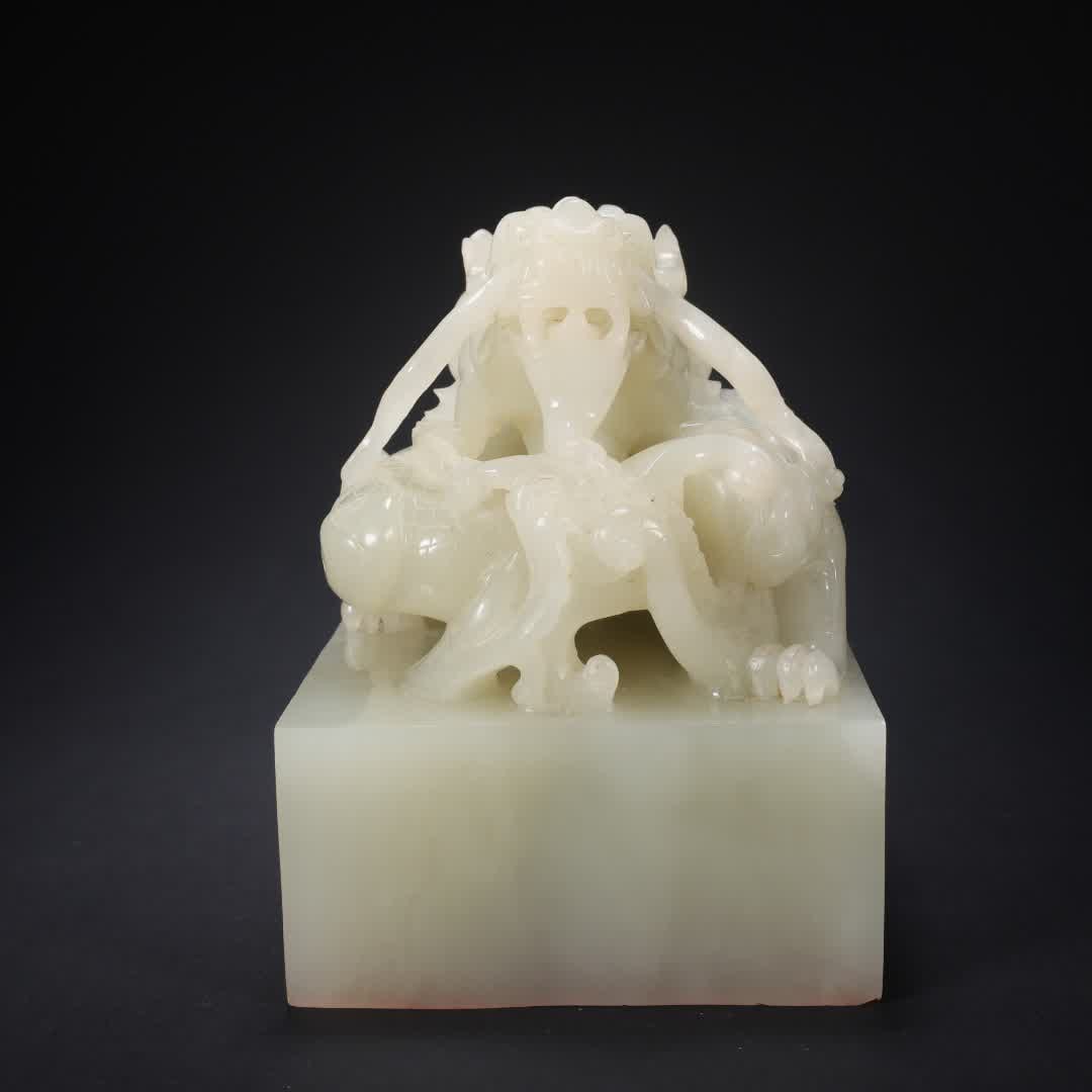 A Qing Dynasty Hetian jade dragon button seal is 9 cm long and 9 cm wide (1 of 9)