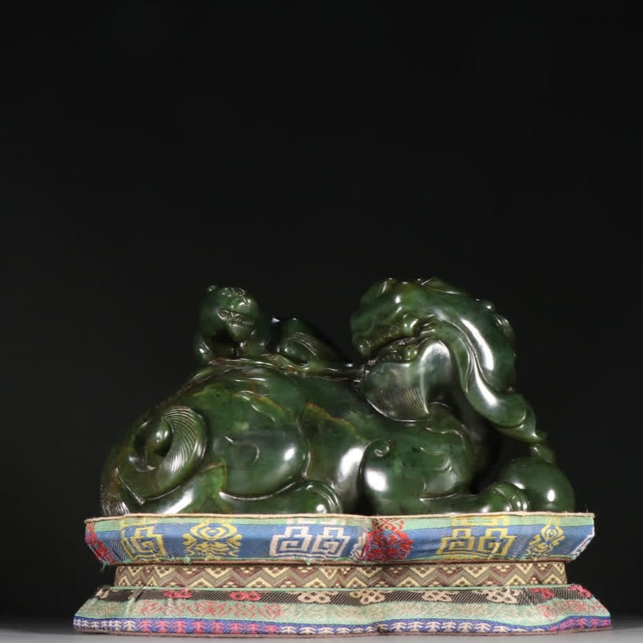 A Qing Dynasty jasper mother beast ornament: Qing Dynasty jasper mother beast ornament SIZE: H:12.5cm W:19.9cm W:3380g (The Dimensions Of All Batches Are Manually Measured.If You Need More Detailed Information, Please Contact Our Customer Servic
