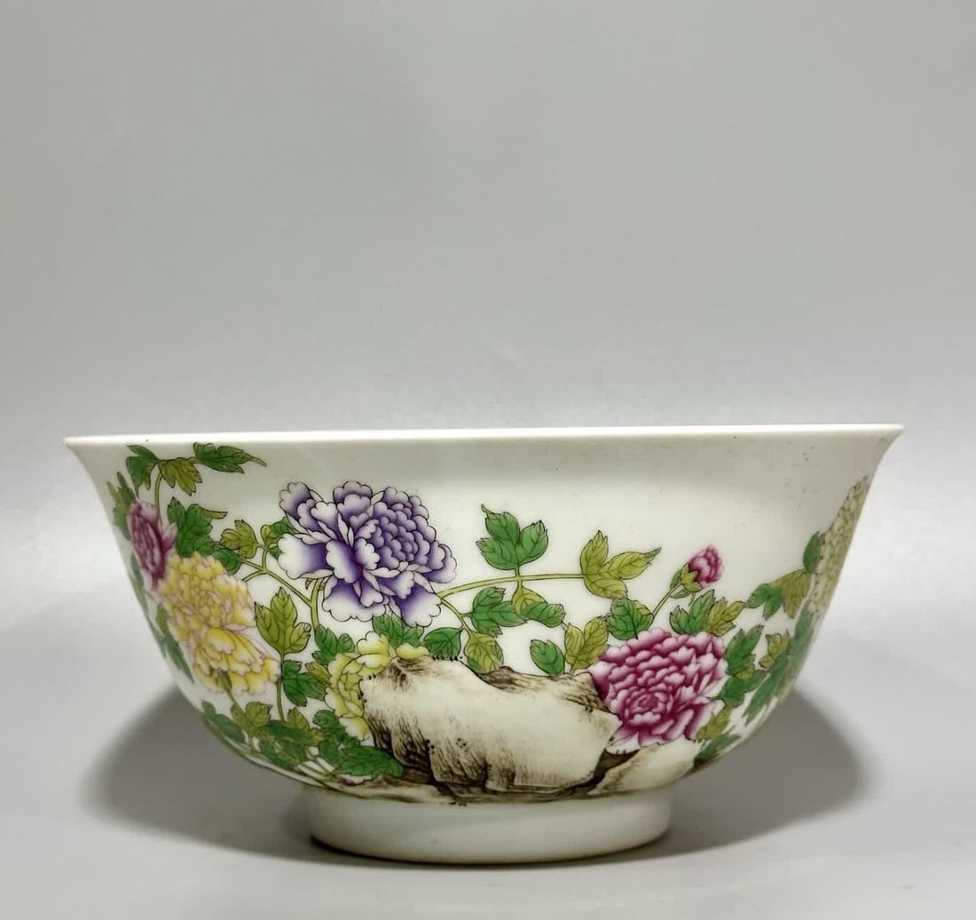 A Yongzheng year enamel flower pattern bowl: Yongzheng year enamel color flower pattern bowl SIZE: H: 7.8cm MouthD: 16.4cm Bottom diameter 7.1cm (The Dimensions Of All Batches Are Manually Measured.If You Need More Detailed Information, Please C