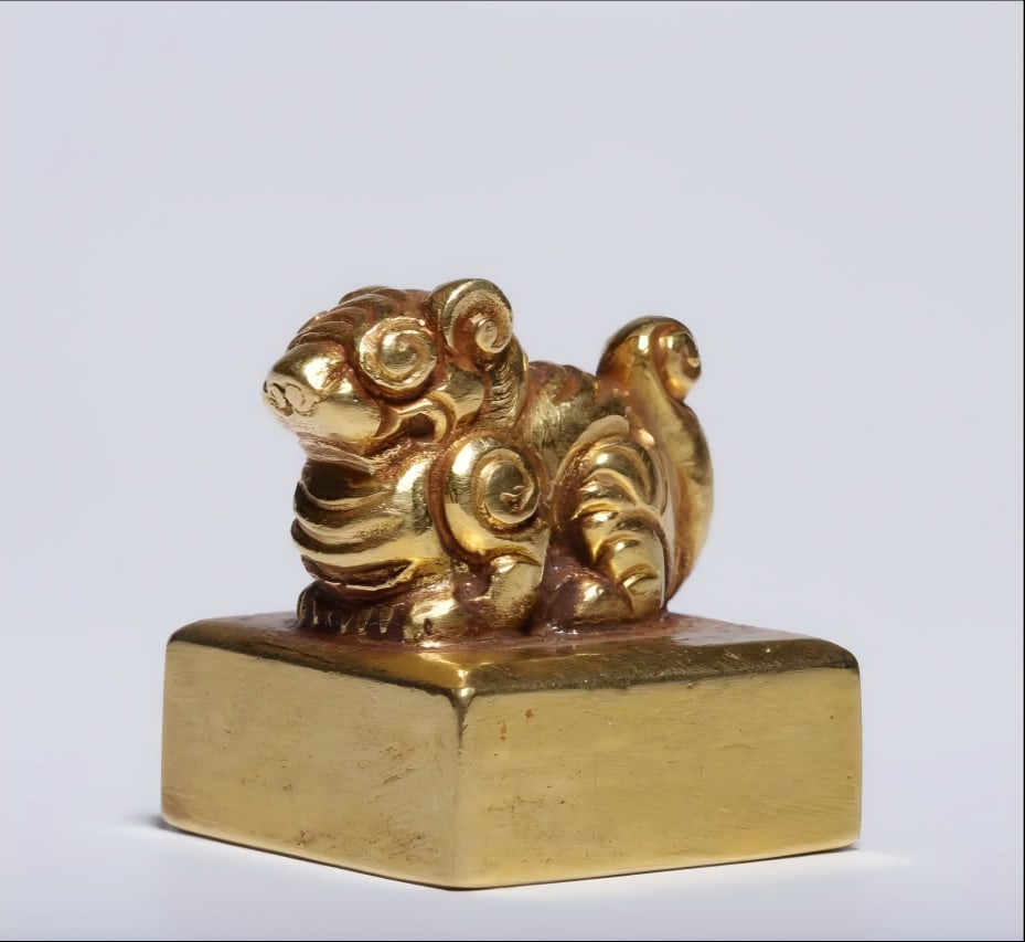 A Han Dynasty pure gold beast button square seal: Han Dynasty Pure Gold Auspicious Beast Button Square Seal The seal is made of pure gold, square, and the auspicious beast is a button. The auspicious beast button of the seal is vividly carved, powerf