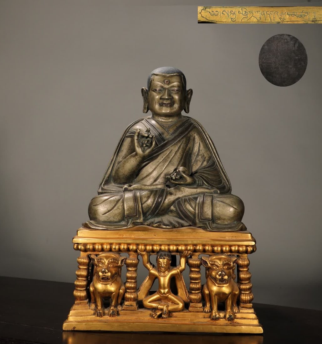 A seated statue of the Buddha in the Ming Dynasty with a fine cast copper tire gilt and gilt silver: Ming Dynasty Seated Buddha Statue of Guru with Fine Bronze Tire Gilded Silver [Details] The guru is a person with profound knowledge and profound cultivation, and in the practice of esoteric Buddhism,