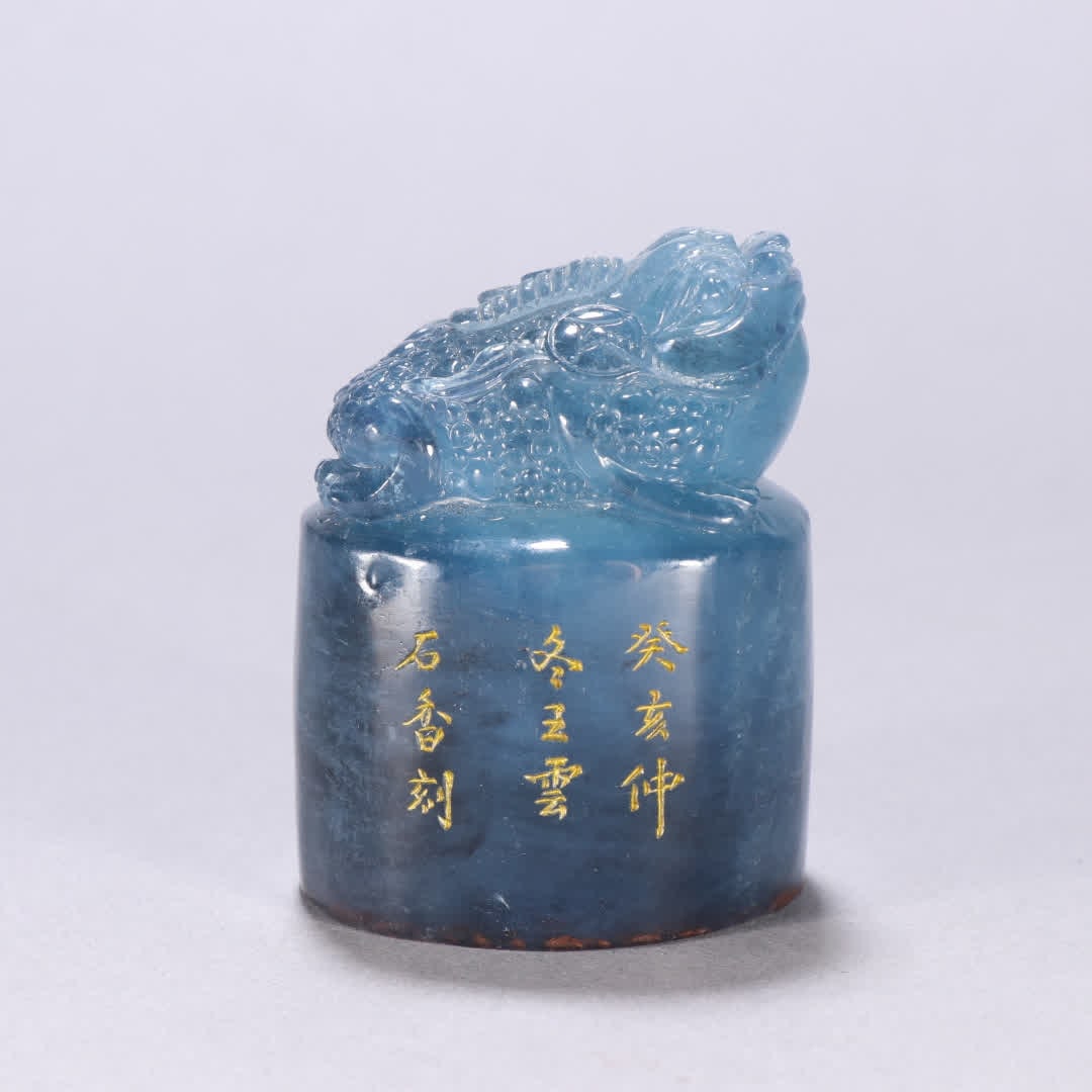 A stone fragrance aquamarine gold toad button seal: Stone fragrance aquamarine gold toad button seal SIZE: H:6.1cm W:4.8cm W:200.2g (The Dimensions Of All Batches Are Manually Measured.If You Need More Detailed Information, Please Contact Our Customer 
