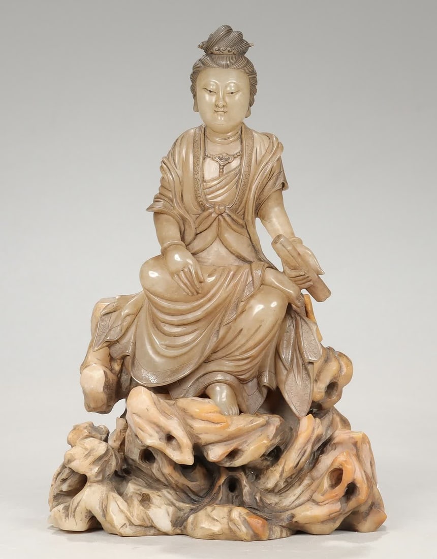 A Qing Dynasty Shoushan stone carving jade Xuan style rock Guanyin ornament: Qing Dynasty Shoushan stone carving jade Xuan model rock Guanyin ornament SIZE: H:17cm L:11.5cm W:7.2cm W:818g (The Dimensions Of All Batches Are Manually Measured.If You Need More Detailed Informatio