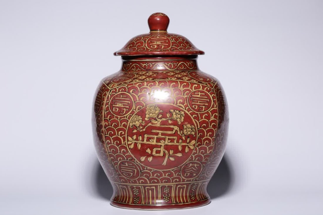 A Ming Dynasty red yellow glazed pine bamboo plum pattern lid jar: Ming Dynasty red color yellow glazed pine bamboo plum pattern lid jar The jar is open, the neck is girded, the belly is bulging in all directions, and the feet are circled. The arc is beautiful, the c