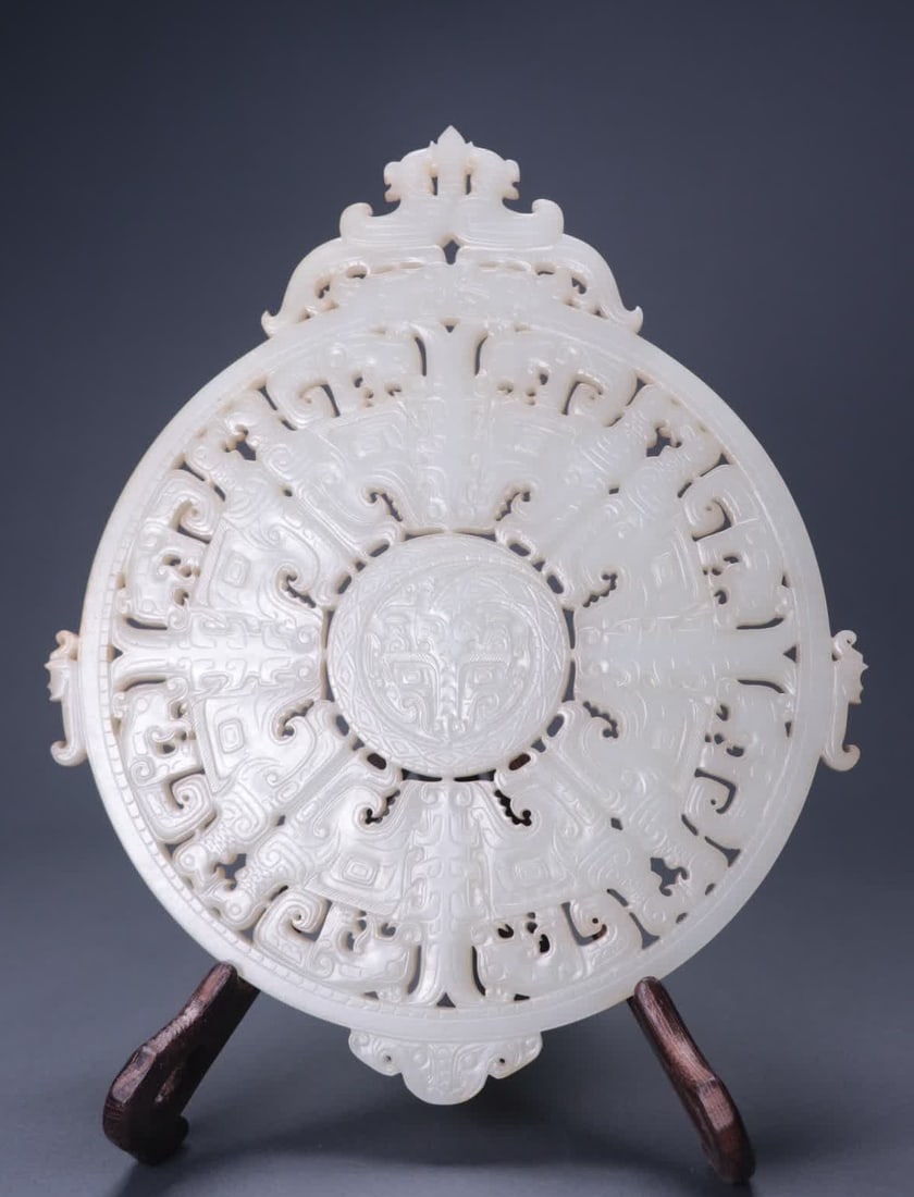 A Qing Dynasty jade dragon pattern: Qing Dynasty jade dragon pattern SIZE: L:23cm W:19.2cm T:0.8cm W:492g (The Dimensions Of All Batches Are Manually Measured.If You Need More Detailed Information, Please Contact Our Customer Service Be