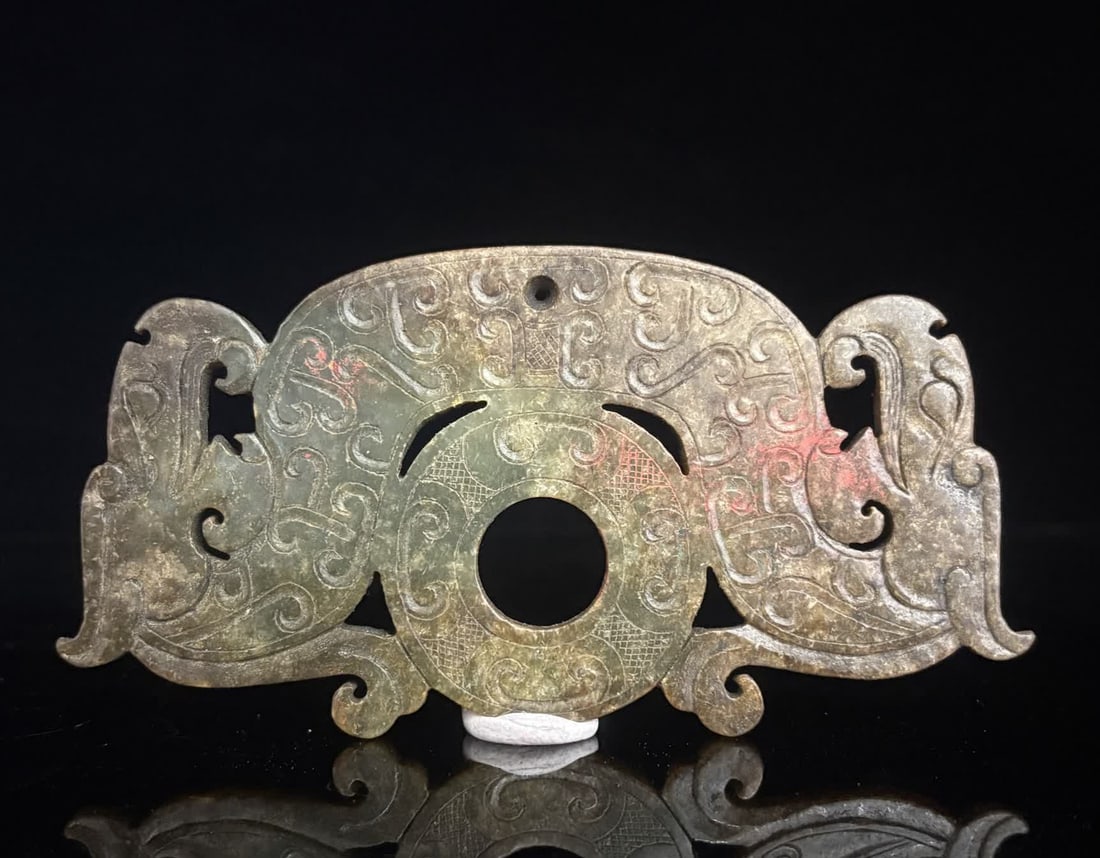 A Han Dynasty jade double dragon pendant (1 of 9)