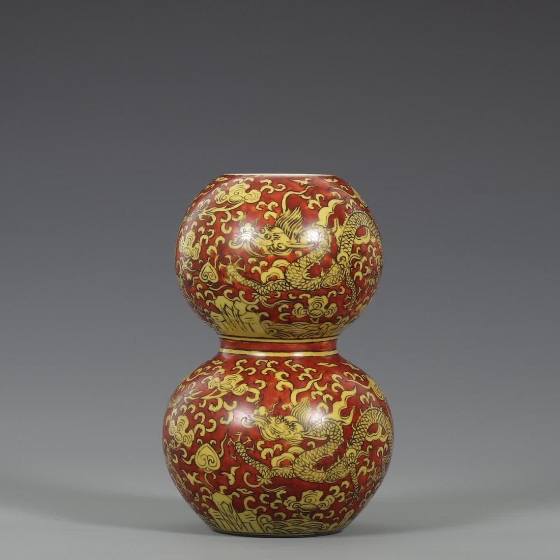 A red dragon pattern gourd bottle on the yellow of the Ming Dynasty (1 of 9)