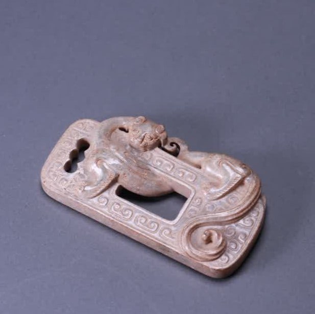 A war Han jade dragon pattern pendant: The war Han jade dragon pattern pendant SIZE: L:9.2cm W:5cm T:1.5cm W:102g (The Dimensions Of All Batches Are Manually Measured.If You Need More Detailed Information, Please Contact Our Customer Servi