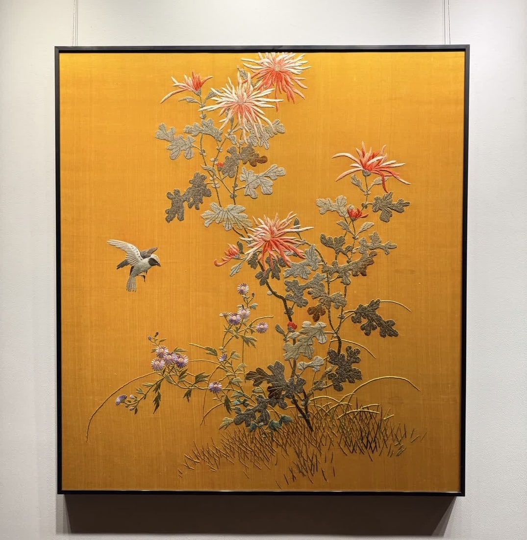 A late Qing Dynasty Republic of China royal yellow flower and bird embroidery: Late Qing Dynasty Republic of China Royal yellow flower and bird embroidery SIZE: 105x96cm (The Dimensions Of All Batches Are Manually Measured.If You Need More Detailed Information, Please Contact Ou