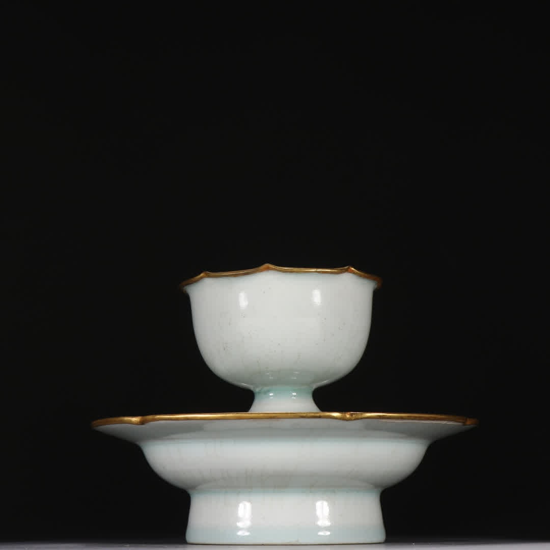 A piece of Song Hutian kiln bag calendula holder: Song Hutian kiln wrapped in a golden calendula SIZE: H:11.5cm W:15.3cm (The Dimensions Of All Batches Are Manually Measured.If You Need More Detailed Information, Please Contact Our Customer Service B