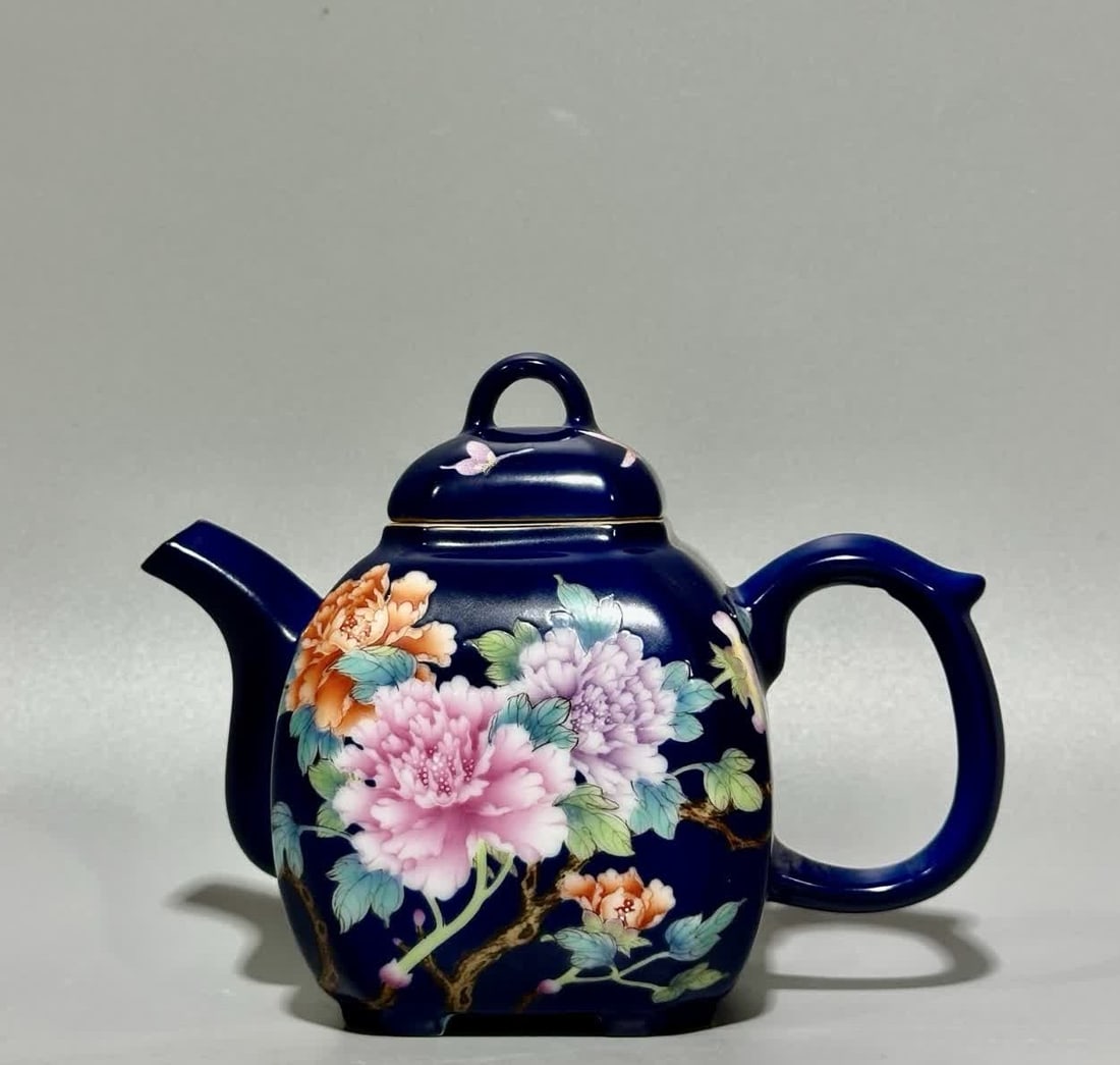 A blue glaze flower teapot made in the Qianlong period of the Qing Dynasty (1 of 9)