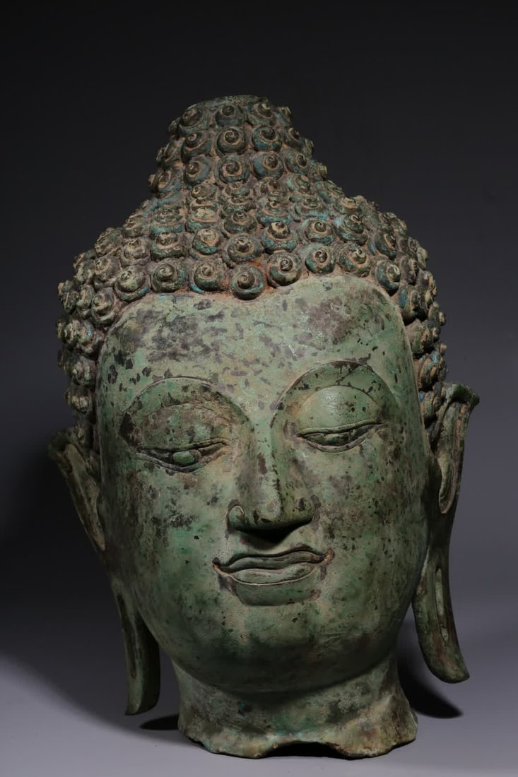 A bronze Buddha head of the Han Dynasty: Han Dynasty bronze Buddha head SIZE: H:49.5cm W:32cm (The Dimensions Of All Batches Are Manually Measured.If You Need More Detailed Information, Please Contact Our Customer Service Before Bidding.)