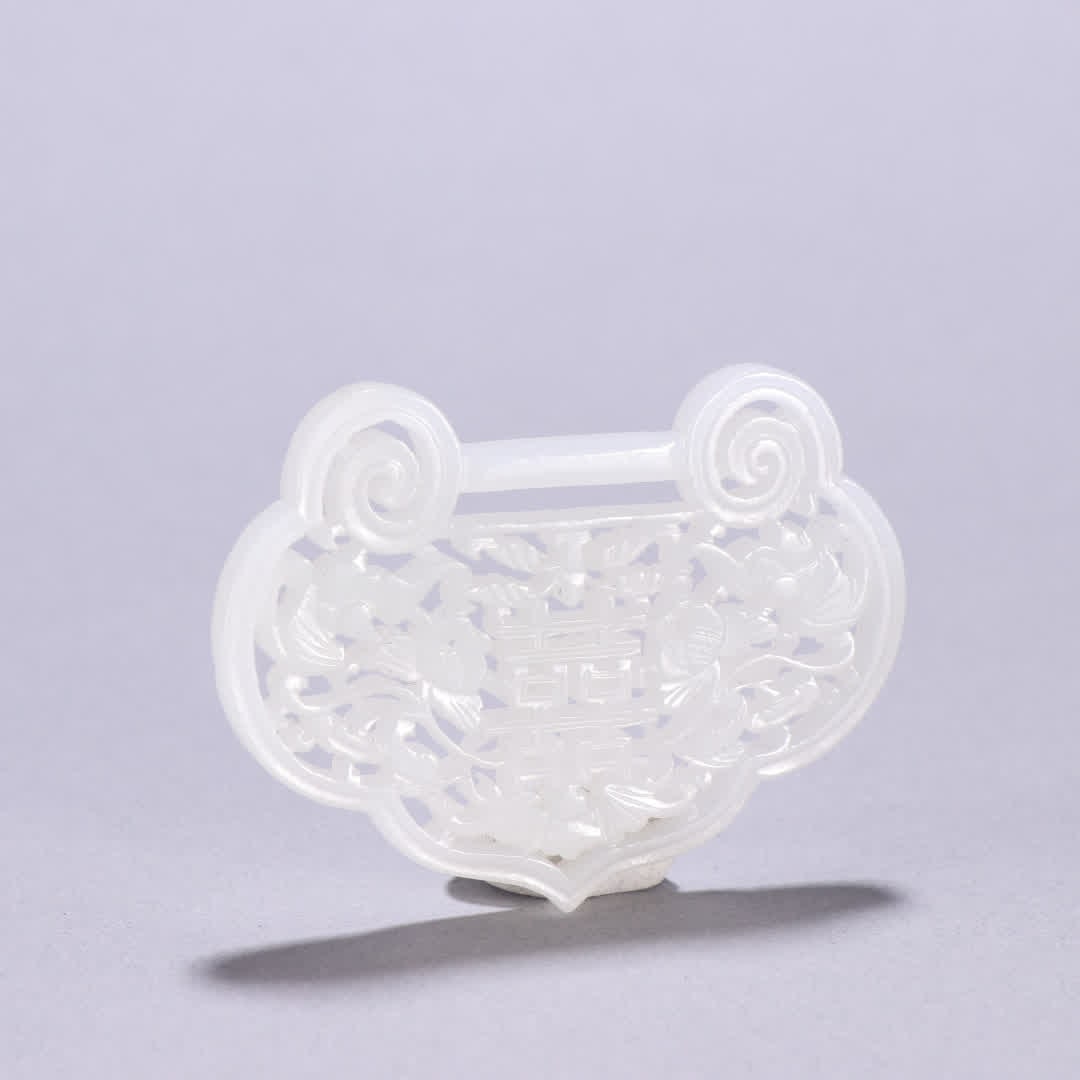A Qing Dynasty Hetian jade transparent carving double happiness pattern pendant: Qing Dynasty Hetian jade transparent carving double happiness pattern pendant SIZE: H:5cm W:6.7cm W:22.6g (The Dimensions Of All Batches Are Manually Measured.If You Need More Detailed Information, Pl