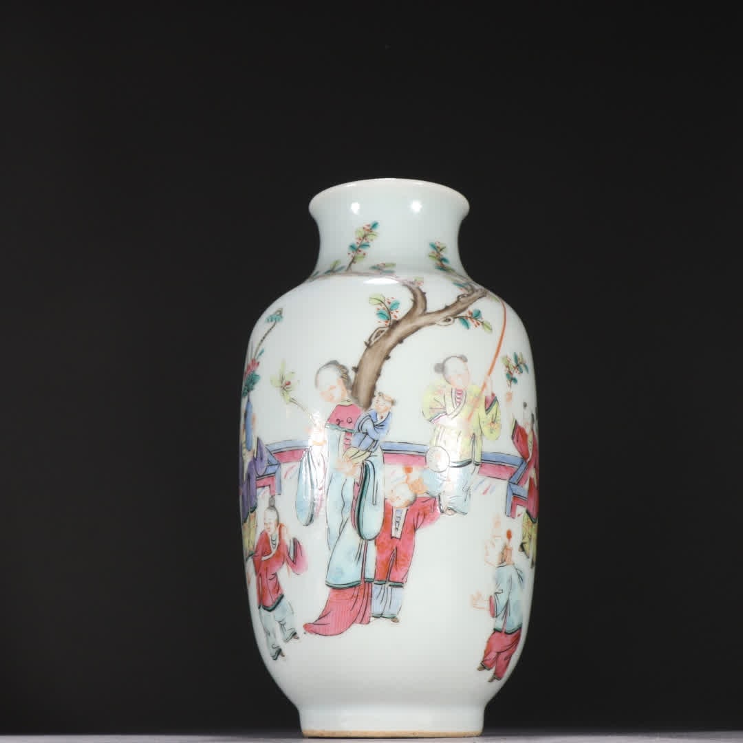 A Qing Dynasty pastel character story bottle (1 of 9)