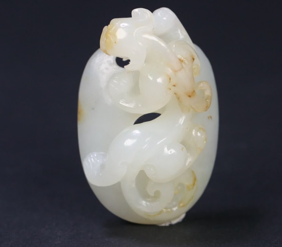 A Qing Dynasty Hetian jade dragon pattern chicken heart pendant: Qing Dynasty Hetian jade dragon pattern chicken heart pendant SIZE: 5.2x3.3x2.2cm W:33g (The Dimensions Of All Batches Are Manually Measured.If You Need More Detailed Information, Please Contact Our C