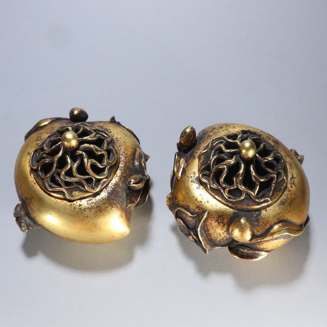 A pair of Qing Dynasty copper gilt longevity peach-shaped aromatherapy: A pair of copper gilt longevity peach-shaped aromatherapy in the Qing Dynasty SIZE: H: 11cm W: 13.5cm Single W: 1564.2g (The Dimensions Of All Batches Are Manually Measured.If You Need More Detailed I
