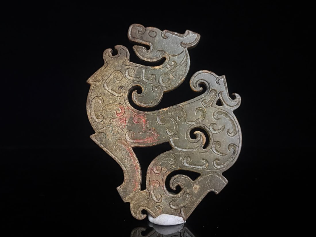 A Han Dynasty jade dragon pendant: Han Dynasty jade dragon pendant SIZE: 10.2x8.0x0.5cm 71g (The Dimensions Of All Batches Are Manually Measured.If You Need More Detailed Information, Please Contact Our Customer Service Before Bidding.