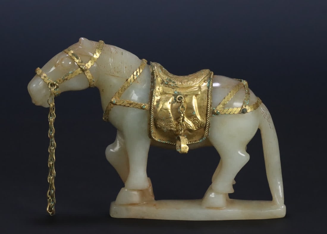 A Liao gold Hetian jade inlaid copper gilt horse ornament: Liao Jin Hetian jade-inlaid copper gilt handsome horse ornament SIZE: 12.3x3.3x9.0cm W:281.6g (The Dimensions Of All Batches Are Manually Measured.If You Need More Detailed Information, Please Contact