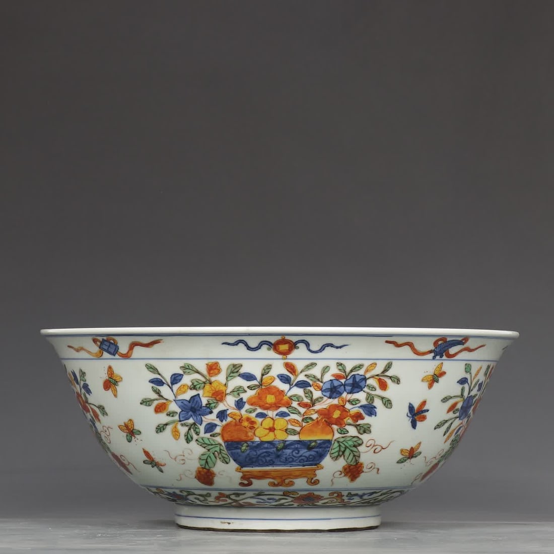 A large bowl with dragon pattern of Ming Dynasty Wanli colorful Bogu flowers (1 of 9)