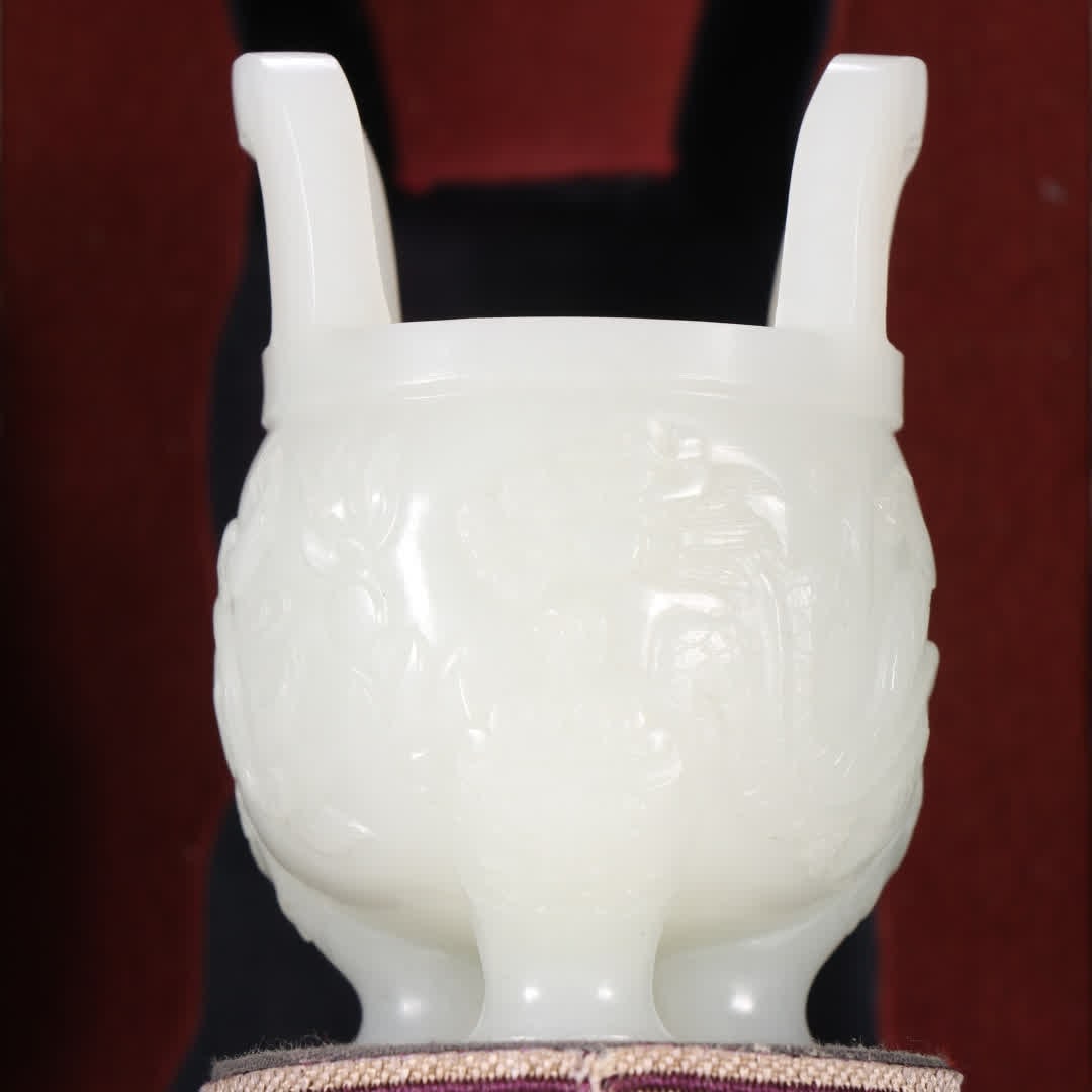 A three-legged incense burner with a jade dragon pattern in the Qing Dynasty: Qing Dynasty Hetian jade dragon pattern three-legged incense burner SIZE: H:7.9cm W:5.4cm W:137.9g (The Dimensions Of All Batches Are Manually Measured.If You Need More Detailed Information, Please Co