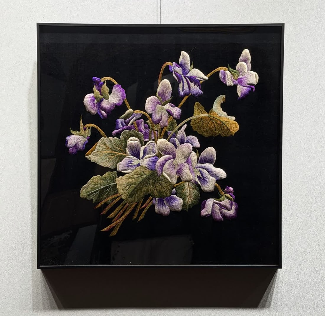 A Republic of China embroidered flower: Republic of China embroidered flowers SIZE: 53x53cm (The Dimensions Of All Batches Are Manually Measured.If You Need More Detailed Information, Please Contact Our Customer Service Before Bidding.)