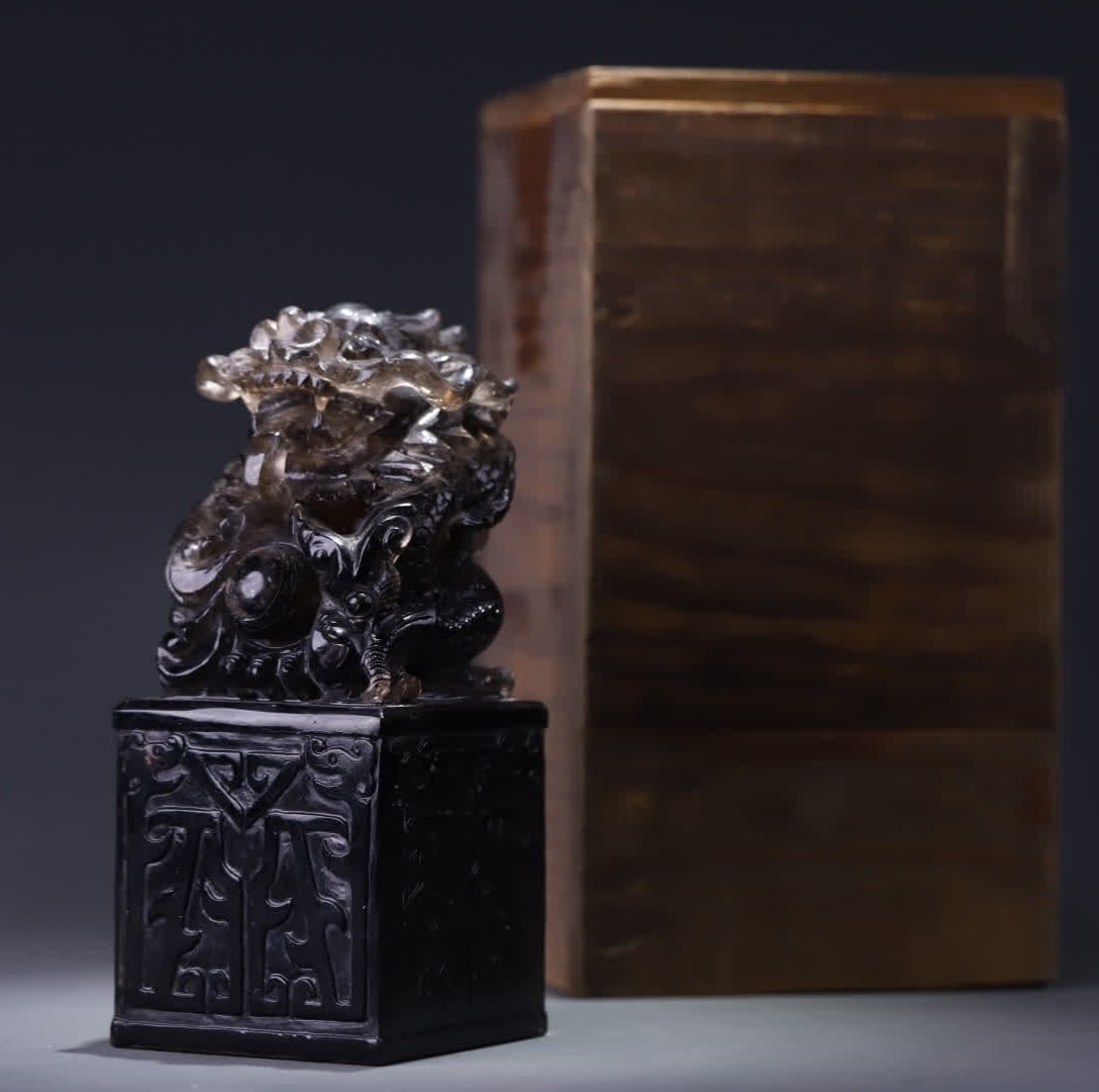 A Qing Dynasty tea crystal plate dragon button seal (1 of 10)