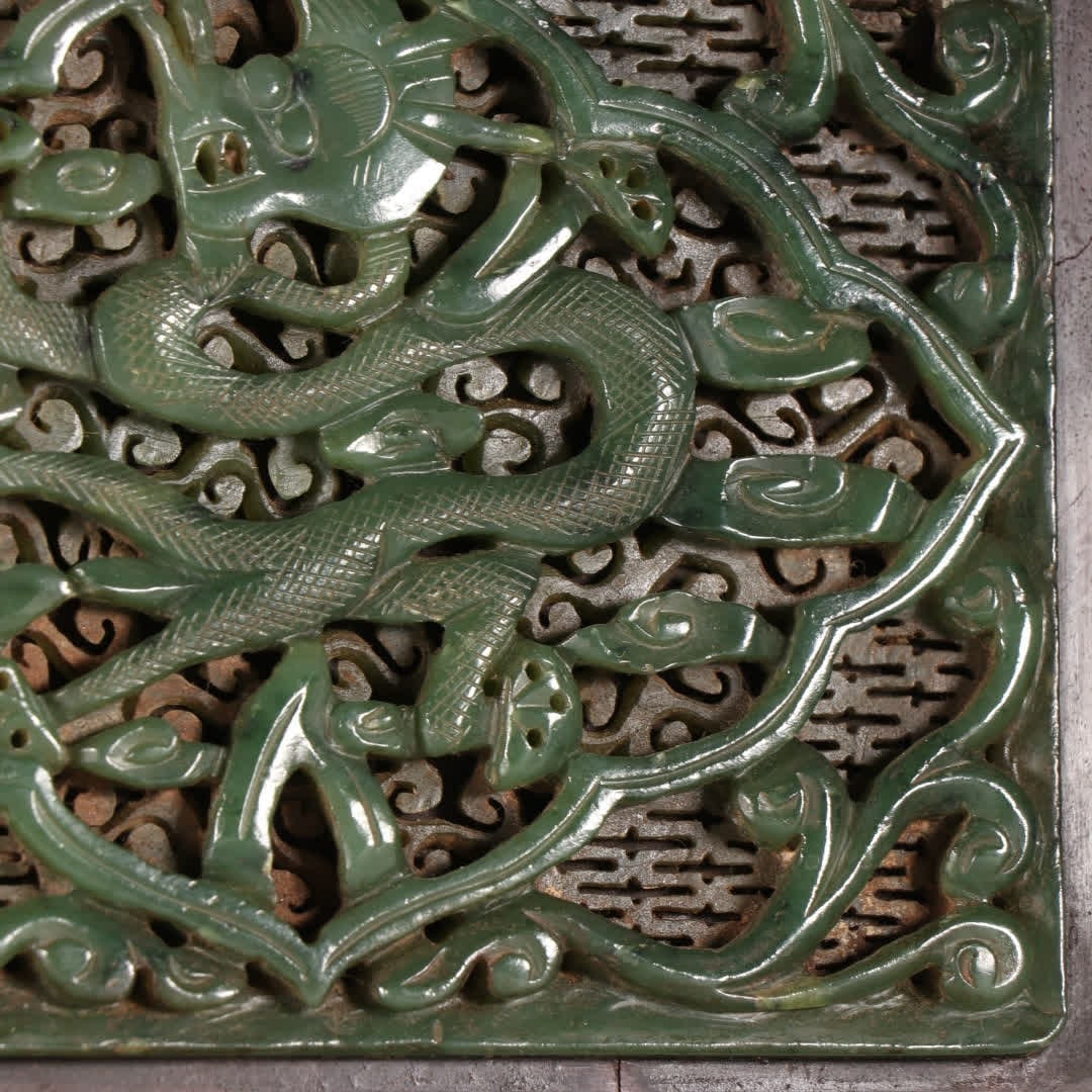 A Qing Dynasty jasper dragon pattern insert - 4