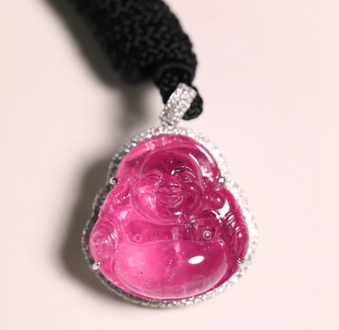 A Qing Dynasty tourmaline Buddha: Qing Dynasty tourmaline Buddha Gong SIZE: 3.12x3.02x1.45cm Buddhist Convention 2.8x2.69x0.8cm Total H: 3.85cm Total W: 28.1g (The Dimensions Of All Batches Are Manually Measured.If You Need More Detai