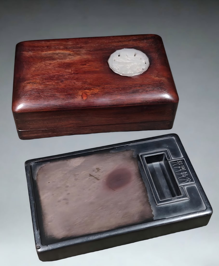 A Qing Dynasty cultural and educational Xingbang inkstone: Qing Dynasty Cultural and Educational Xingbang Inkstone Duanyan Kengzi Stone, the first of the inkstone is engraved with the four seal characters "Cultural and Educational Xingbang". The ink hall has 