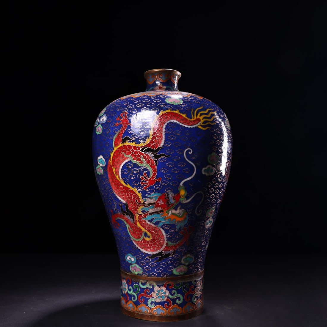 A Qing Dynasty cloisonne enamel dragon and phoenix vase: Qing Dynasty cloisonne enamel dragon and phoenix vase SIZE: W:4187g H:33cm W:19cm (The Dimensions Of All Batches Are Manually Measured.If You Need More Detailed Information, Please Contact Our Custome