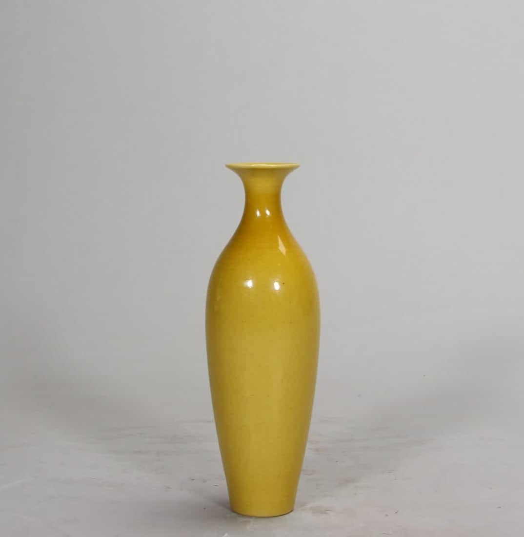 A Qing Dynasty Yongzheng poured yellow glaze willow leaf bottle: Qing Dynasty Yongzheng poured yellow glaze willow leaf bottle SIZE: H:15.1cm (The Dimensions Of All Batches Are Manually Measured.If You Need More Detailed Information, Please Contact Our Customer Ser