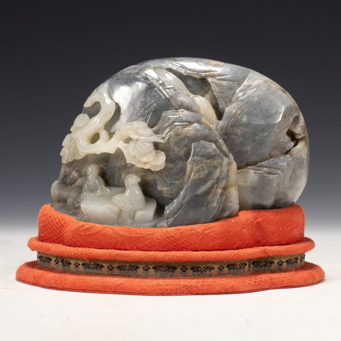 A piece of Qing Dynasty Hetian jade Matsushita old man's mountain: Qing Dynasty Hetian jade pine under the old man Shanzi SIZE: L:17cm W:9cm H:13cm W:1580g (The Dimensions Of All Batches Are Manually Measured.If You Need More Detailed Information, Please Contact Our 